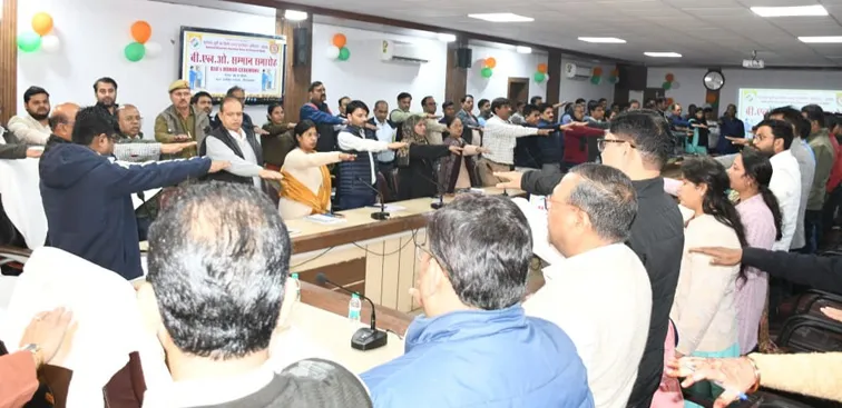 फिरोजाबाद: जनपद में मना संविधान दिवस, अधिकारियों, कर्मचारियों ने ली शपथ