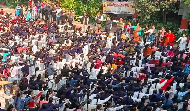 फिरोजाबाद: श्रृंखला बनाकर 2200 विद्यार्थियों ने किया संविधान की प्रस्तावना का पाठ 