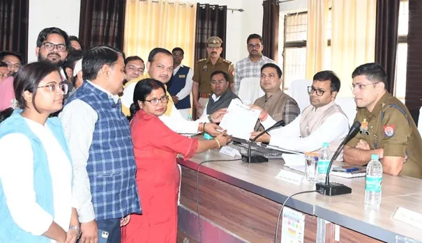 फिरोजाबाद: संपूर्ण समाधान दिवस में 37 शिकायतों में पांच का मौके पर हुआ निस्तारण