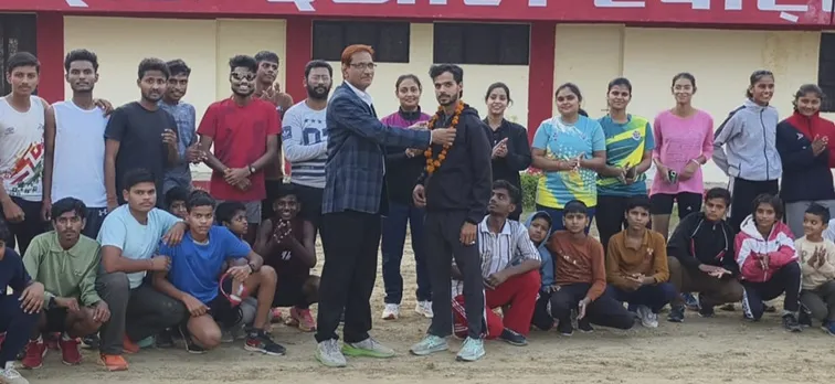 फिरोजाबाद: जिला ओलंपिक संघ ने पदक विजेता सचिन किया स्वागत