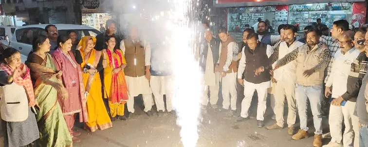 फिरोजाबाद: बिहार में भाजपा सरकार बनने पर कार्यकर्ताओं ने जताई खुशी