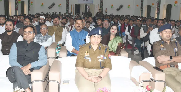 फिरोजाबाद: बढ़ते साइबर क्राइम को रोकने के लिए युवा पीढ़ी करें सहयोगः एडीजी