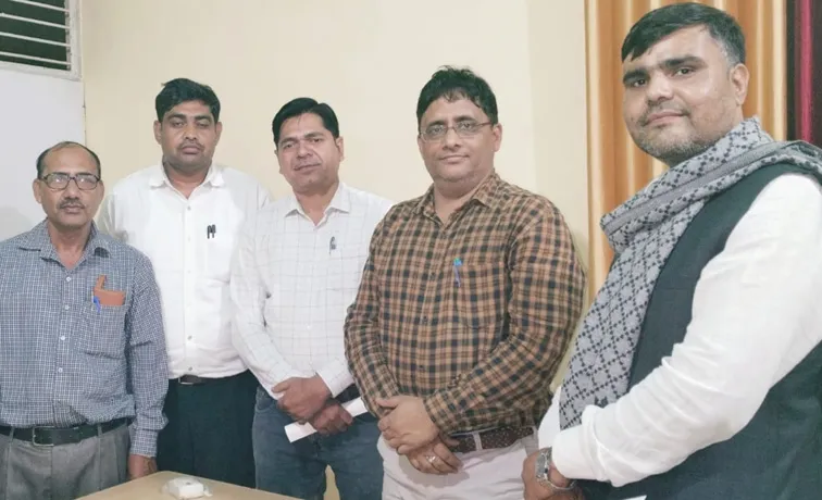 फिरोजाबाद: प्राथमिक शिक्षक संघ ने वित्त एवं लेखाधिकारी बेसिक को सौपा ज्ञापन