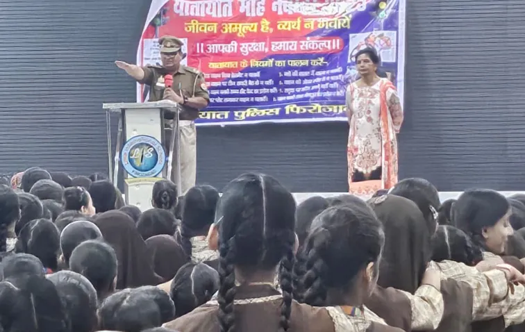 फिरोजाबाद: यातायात नियमों का पालन के लिए विद्यार्थियों को किया जागरूक