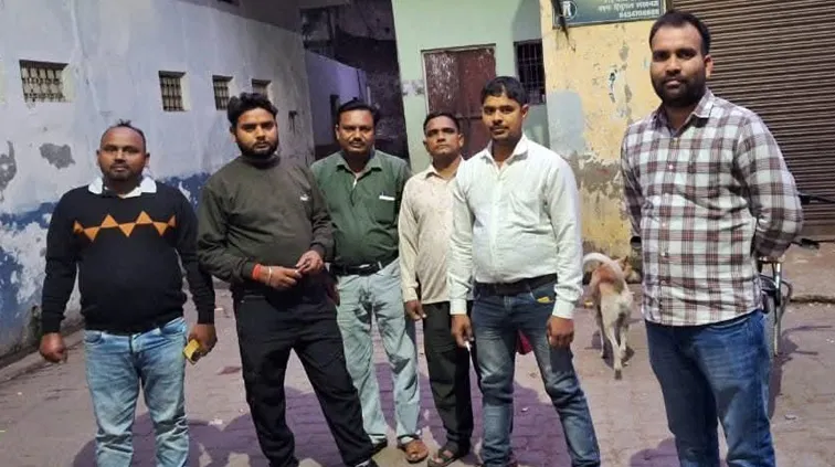 फिरोजाबाद: मॉर्निग रेड में पांच घरों में पकड़ी बिजली चोरी