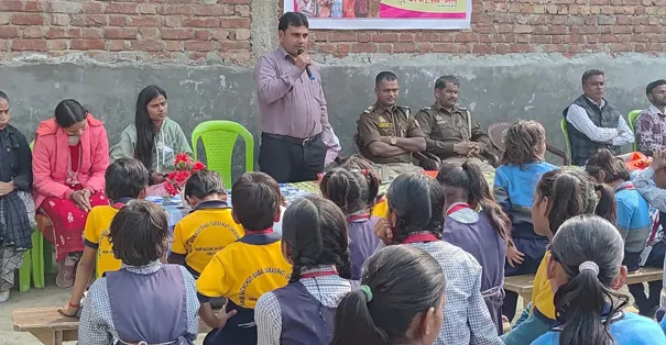 फिरोजाबाद: विद्यार्थियों को बाल अधिकारों के प्रति किया जागरूक