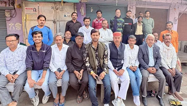 फिरोजाबाद: विहिप, व्यापार मंडल ने दिया धरना, पीडी जैन मार्केट रहा बंद