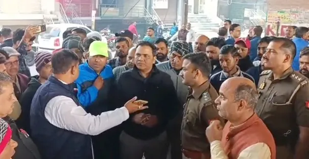 फिरोजाबाद: विहिप, व्यापार मंडल ने दिया धरना, पीडी जैन मार्केट रहा बंद