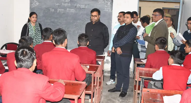फिरोजाबाद: शिक्षक बन डीएम ने बच्चों को पढ़ाया पाठ, पूछे सवाल