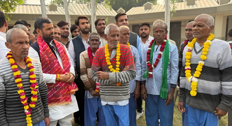 फिरोजाबाद: प्रभुजी के बीच केक काटकर मनाया एफ.एस. विश्वविद्यालय के कुलाधिपति ने जन्मदिन 