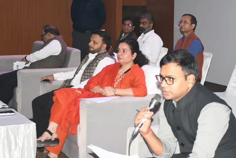 फिरोजाबाद: एसआईआर की प्रक्रिया का उत्तर न देने वालों को कारण बताओं नोटिस जारी