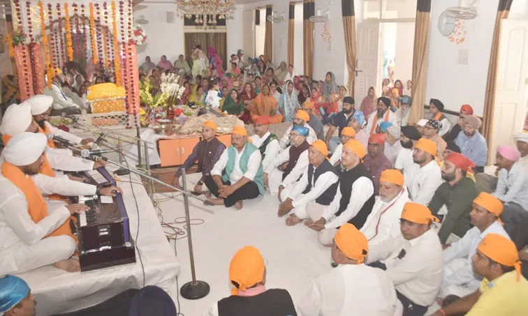 फिरोजाबाद: गुरुनानक देव का हर्षोल्लास के साथ मनाया गया प्रकाशोत्सव