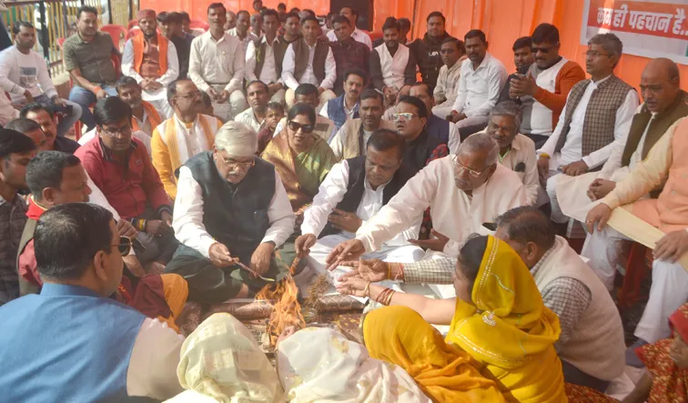 फिरोजाबाद: देवोत्थान एकादशी पर महात्मा ज्योतिबा राव फूले सेवा समिति ने 45 जोड़ो का कराया विवाह सम्पन्न