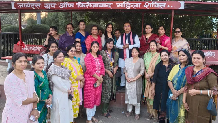 फिरोजाबाद: महिला शक्ति ने महाराणा प्रताप चौक पर टीन शेड का कराया निर्माण 