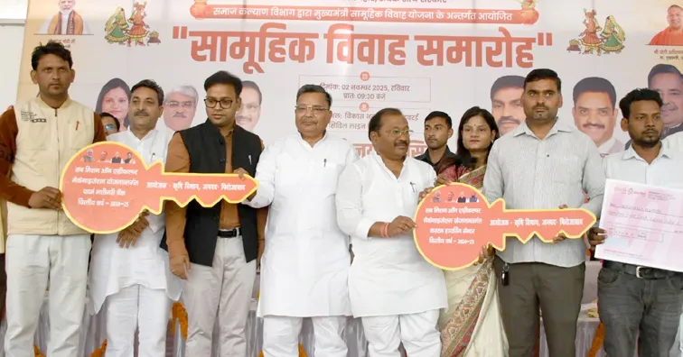 फिरोजाबाद: उद्यान विभाग परिसर में गूंजी शहनाई, 351 जोड़ो का हुआ विवाह