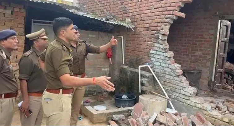 फिरोजाबाद: आतिशवाजी बनाते समय हुआ धमाका, मकान की छत गिरी, एक की मौत