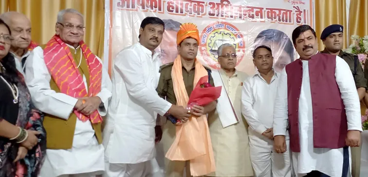 फिरोजाबाद: व्यापारियों ने प्रशासनिक अधिकारियों को किया सम्मानित