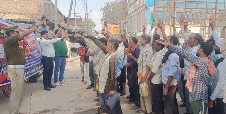 फिरोजाबाद: सुहागनगर में जनता को यातायात नियमों के प्रति किया जागरूक 