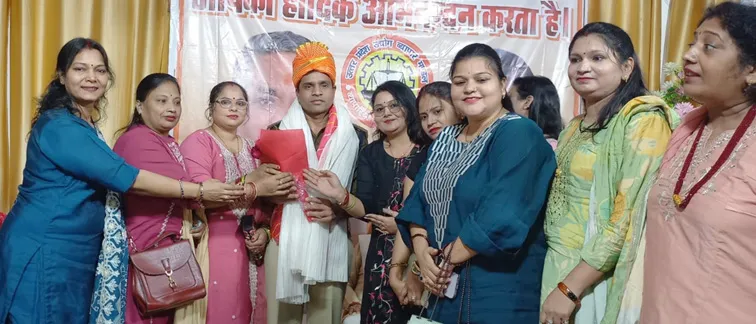 फिरोजाबाद: व्यापारियों ने प्रशासनिक अधिकारियों को किया सम्मानित