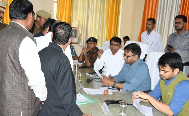 फिरोजाबाद: पारदर्शिता के साथ अधिकारी शिकायतें कराएं निस्तारितः डीएम