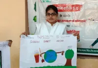 फिरोजाबाद: स्वच्छता में महिलाओं का योगदान विषय पर हुई पोस्टर प्रतियोगिता