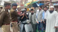शिकोहाबाद: दोपहिया वाहन चालकों को सीओ ने बांटे हेलमेट