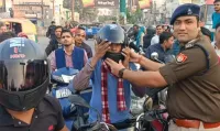 फिरोजाबाद: जैन मंदिर तिराहा पर पुलिस ने बांटे हेलमेट 