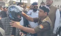 फिरोजाबाद: सड़क सुरक्षा जागरूकता अभियान में वाहन चालकों को बांटे हेलमेट