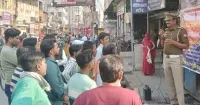 फिरोजाबाद: यातायात माह में नुक्कड़ नाटक के माध्यम से लोगो को किया जागरूक
