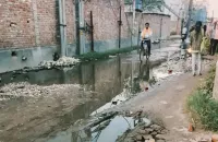 फिरोजाबाद: सर्विस रोड से ढोलपुरा जाने वाले मार्ग की हालत खस्ता, भरा गंदा पानी