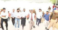 फिरोजाबाद: डीएम ने यमुना घाट का किया निरीक्षण, समुचित व्यवस्था कराने के दिए निर्देश