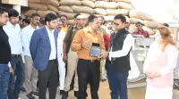 फिरोजाबाद: बाजरा और धान क्रय केंद्र का डीएम ने किया निरीक्षण