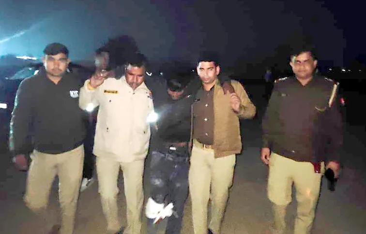 फिरोजाबाद: लूट करने वाला बदमाश पुलिस मुठभेड़ में गिरफ्तार, घायल