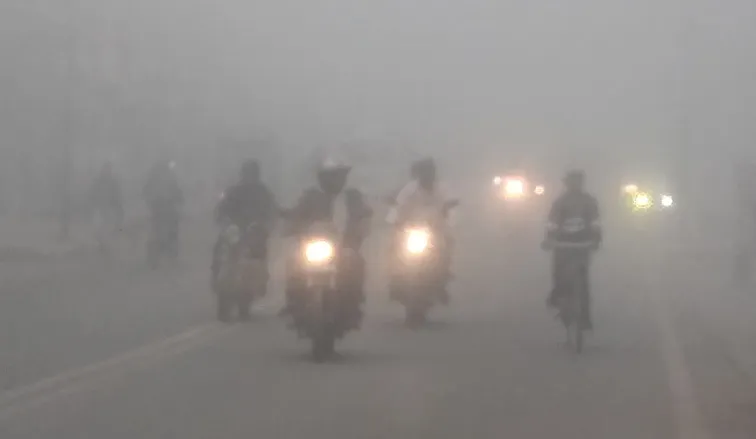 फिरोजाबाद: कोहरे ने थामें वाहनों के पहियें, लोगों का कराया सर्दी का एहसास