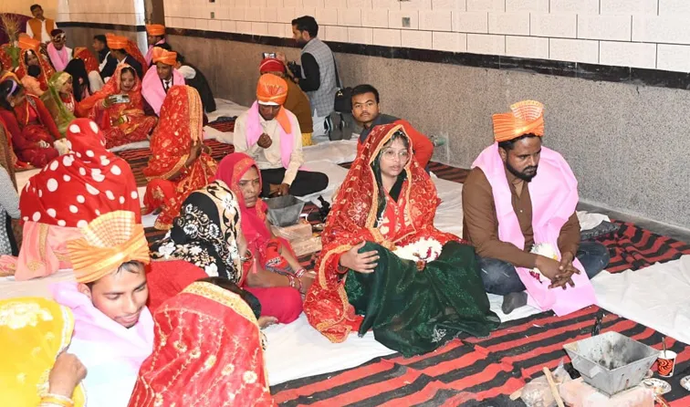 फिरोजाबाद: मुख्यमंत्री सामूहिक विवाह योजना में 43 जोड़ों का हुआ विवाह
