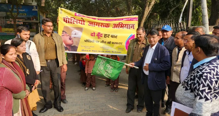 फिरोजाबाद: सीएमओ ने पल्स पोलियो रैली का किया शुभारम्भ