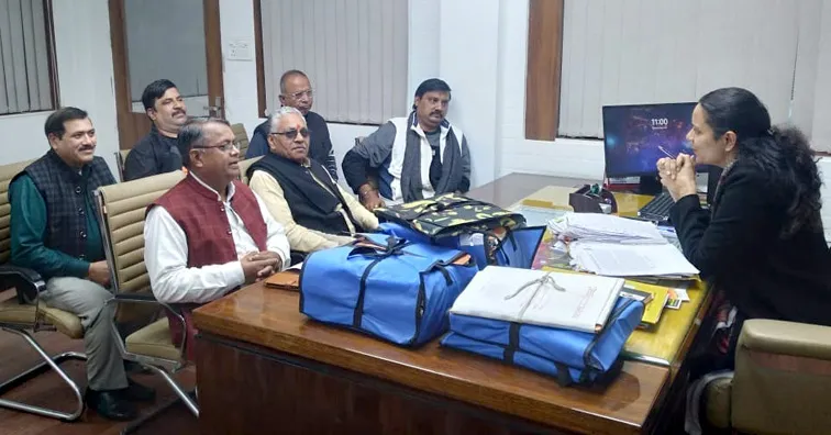 फिरोजाबाद: व्यापारियों ने नगर आयुक्त को सौंपा 12 सूत्रीय ज्ञापन