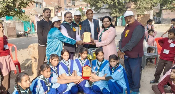 फिरोजाबाद: स्काउट गाइड कैंप में छात्राओं ने बनाए तंबू