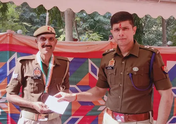 फिरोजाबाद: योगा प्रतियोगिता के कास्क पदक विजेता को एसएसपी ने किया सम्मानित