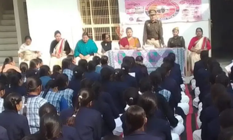 फिरोजाबाद: छात्राओं को उनके अधिकारों के प्रति किया जागरूक