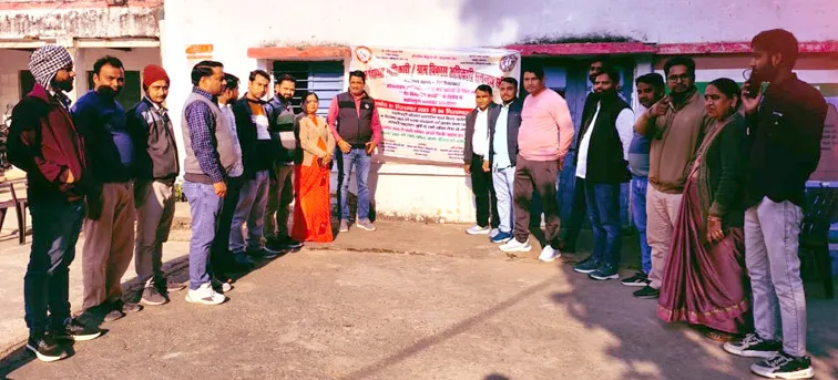 फिरोजाबाद: ग्राम पंचायत अधिकारी व कर्मचारियों का चौथे दिन भी आंदोजन जारी 