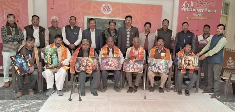 फिरोजाबाद: राज्य कर्मचारी महासंघ ने दिव्यांगजनों को किया सम्मानित