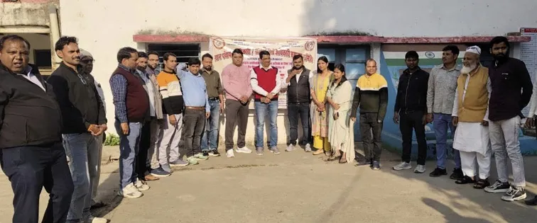 फिरोजाबाद: ग्राम पंचायत अधिकारी व कर्मचारियों का आंदोजन जारी
