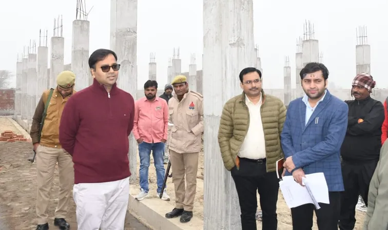 फिरोजाबाद: निर्माणधीन गौशाला का कार्य 25 दिसम्बर तक पूर्ण होना चाहिए-डीएम