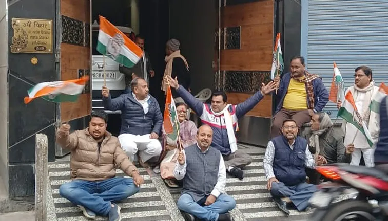 फिरोजाबाद: पुलिस ने कांग्रेसियों को भाजपा कार्यालय का घेराव करने से रोका, किया नजरबंद