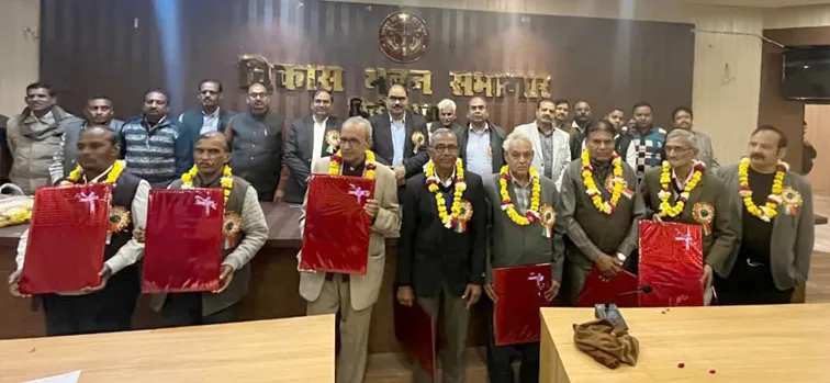 फिरोजाबाद: सेवानिवृत्त पेंशनरों को सम्मानित किया गया