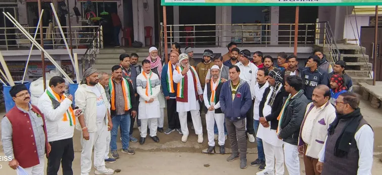 फिरोजाबाद: पुलिस ने कांग्रेसियों को भाजपा कार्यालय का घेराव करने से रोका, किया नजरबंद