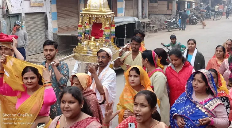 फिरोजाबाद: राजा के ताल में गाजे-बाजे के साथ निकली पालकी यात्रा