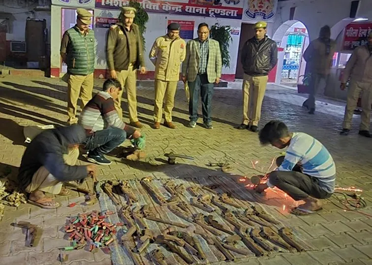 टूंडला: पुलिस ने नष्ट कराए 49 तमंचे व 123 कारतूस