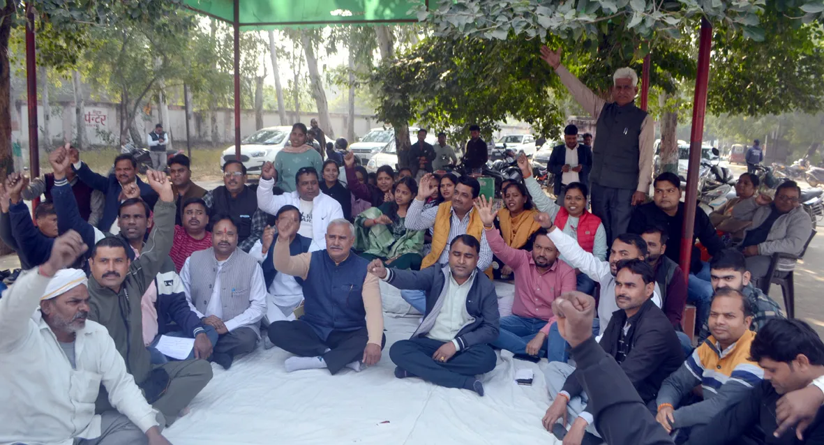 फिरोजाबाद: सचिव, कर्मचारी ने मांगों को लेकर ब्लाकों पर दिया धरना